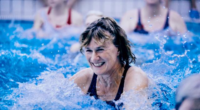 Glad kvinde i vandet